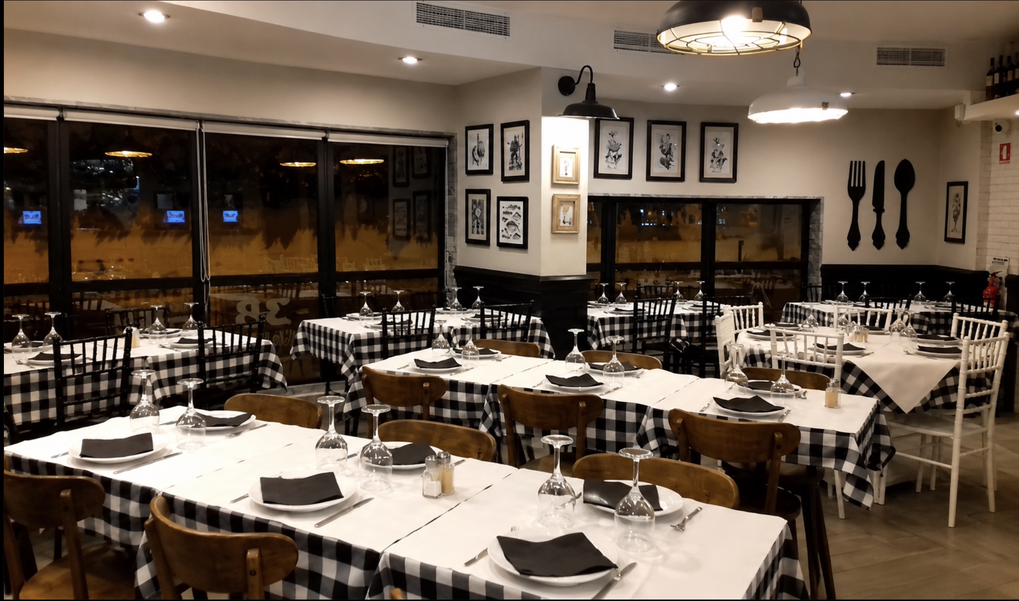 A sala do Brasa do Bairro, com as toalhas axadrezadas